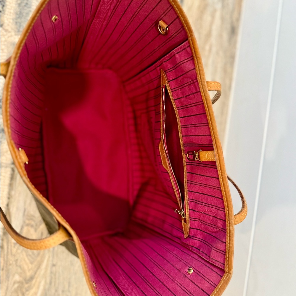 Louis Vuitton Neverfull MM in Monogram - Picture 5 of 9